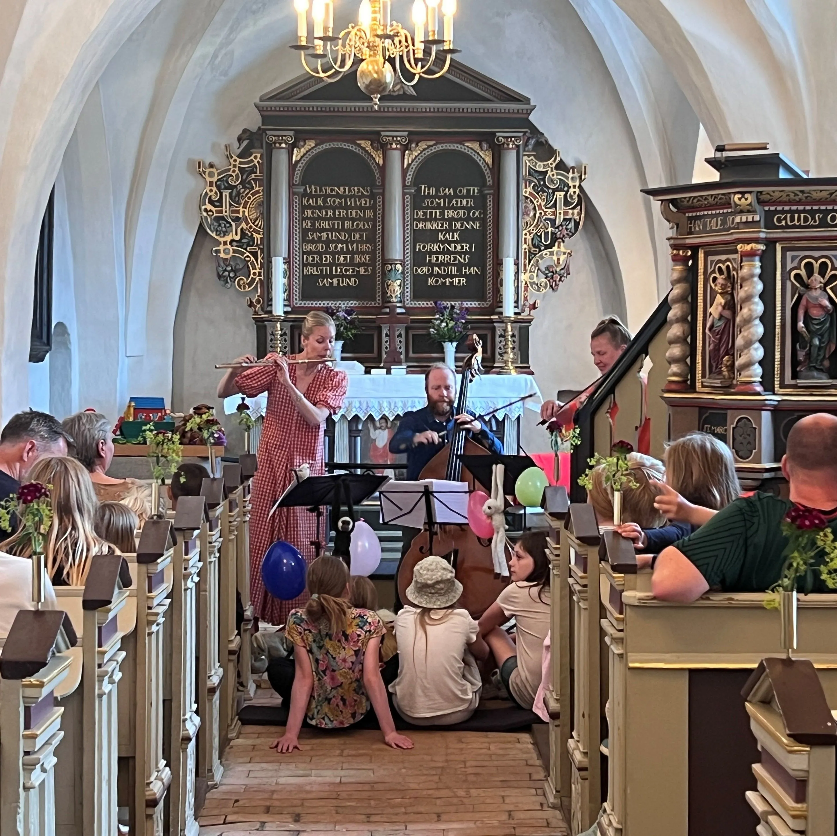 Fællesspisning i præstegårdshaven i Rorup