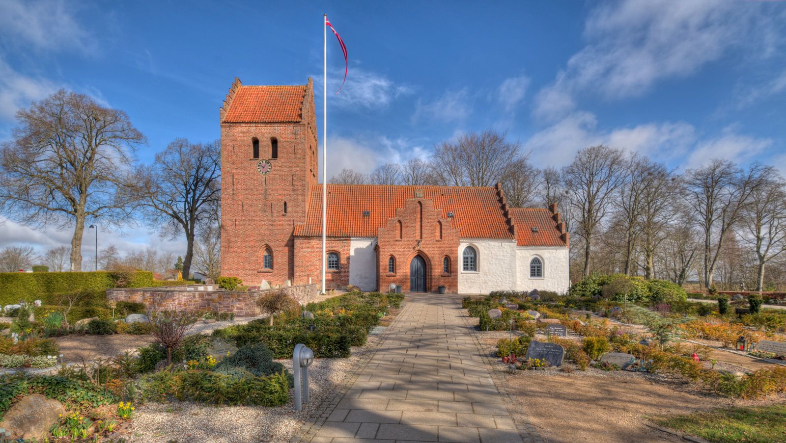 Osted Kirke set udefra