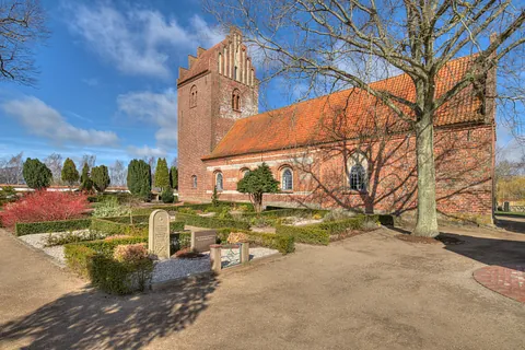 Glim Kirke set fra kirkegårdens sydøstside