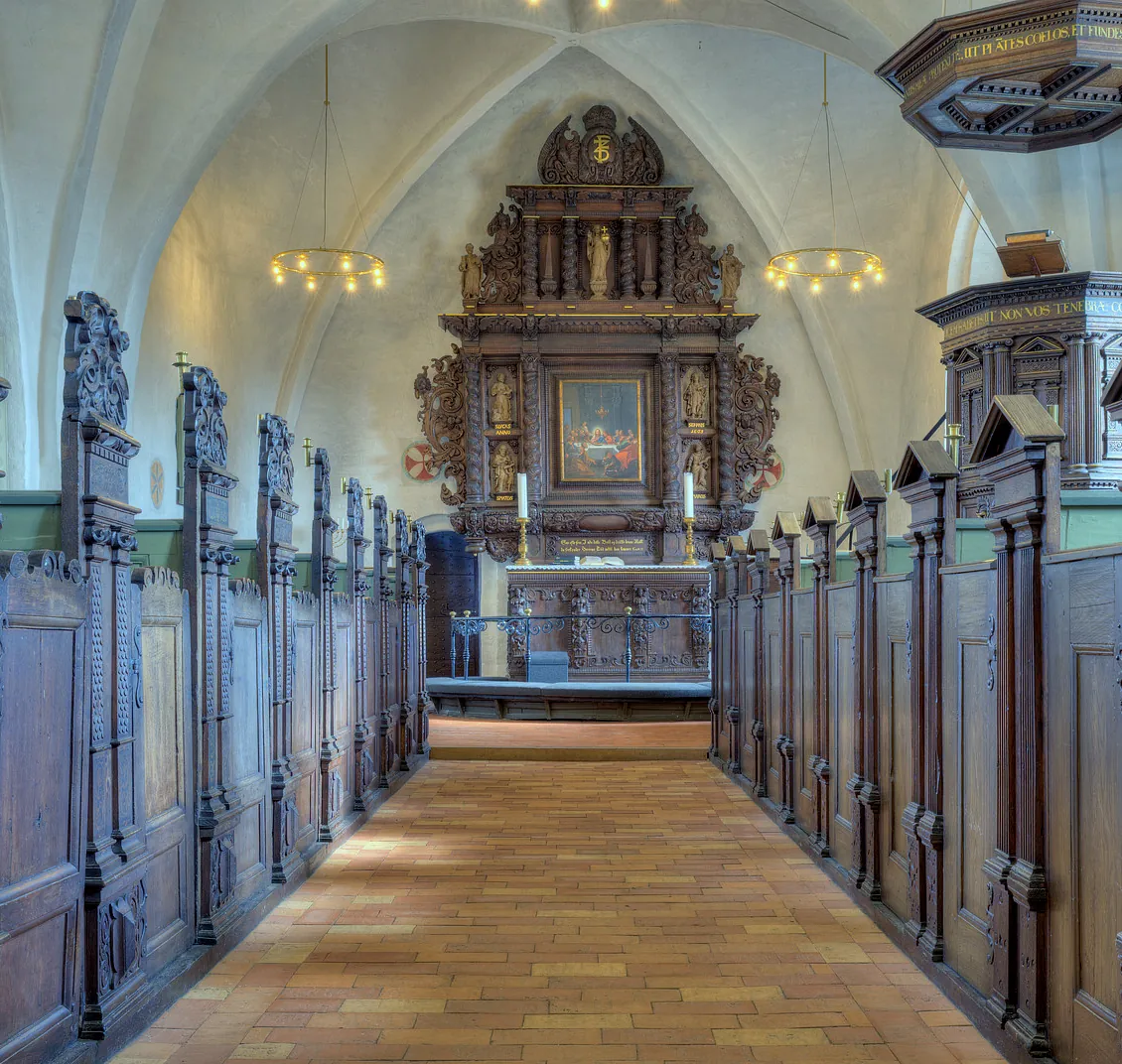 Glim Kirkes kirkeskib og alter